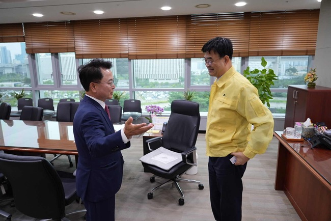 ▲ 육동한 춘천시장이 국토교통부 이상경 1차관과 면담하고 있다. ⓒ춘천시