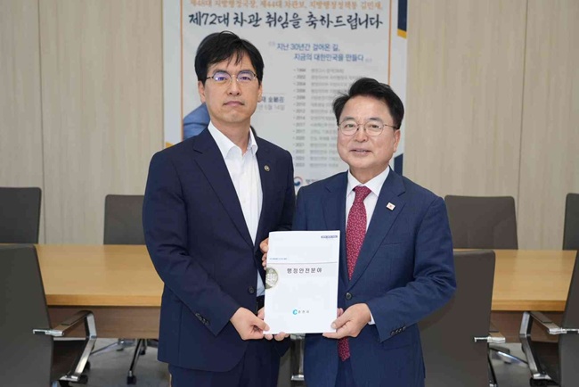 ▲ 육동한 춘천시장이 김민재 행정안전부 차관과 면담하고 있다. ⓒ춘천시