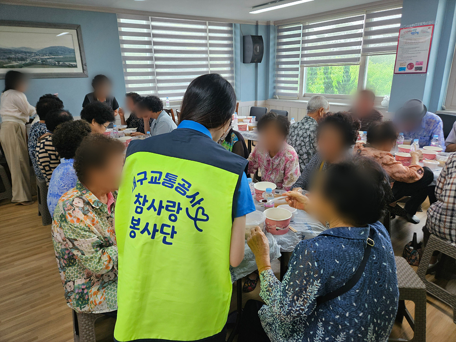 ▲ 대구교통공사 참사랑봉사단 칠곡지부는 지난 7일 북구 국우동 행정복지센터와 함께  동호동 관내 어르신 60여 세대를 대상으로 ‘어르신 건강기원 삼계탕 나눔 행사’를 열었다.ⓒ대구교통공사