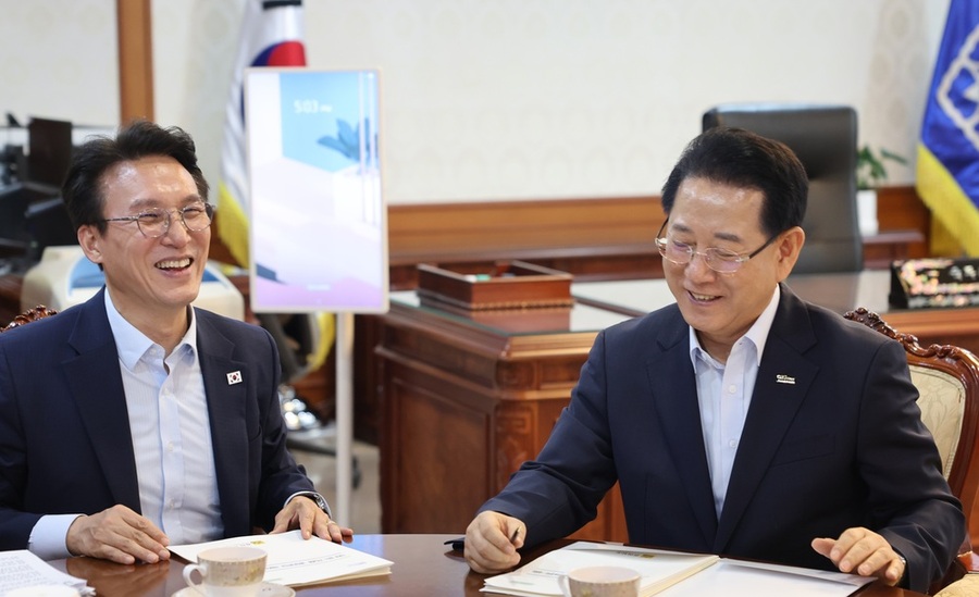 ▲ 김영록 전라남도지사가 11일 김민석 국무총리를 면담, 국립의대 설립, 서남권 에너지 혁신성장벨트 구축, 석유화학·철강산업 위기 극복 등 지역 핵심 현안을 건의하며, 지원을 요청하고 있다.ⓒ전라남도 제공
