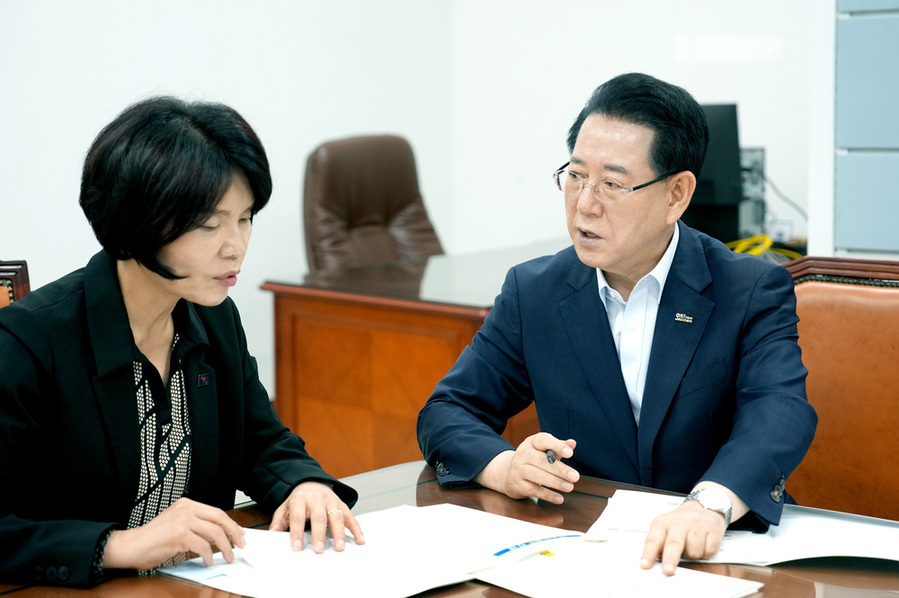 ▲ 김영록 전라남도지사가 11일 서울 국회에서 한정애 더불어민주당 정책위의장과 면담을 갖고 전남도 핵심 사업을 건의하며, 협조를 요청하고 있다.ⓒ전라남도 제공