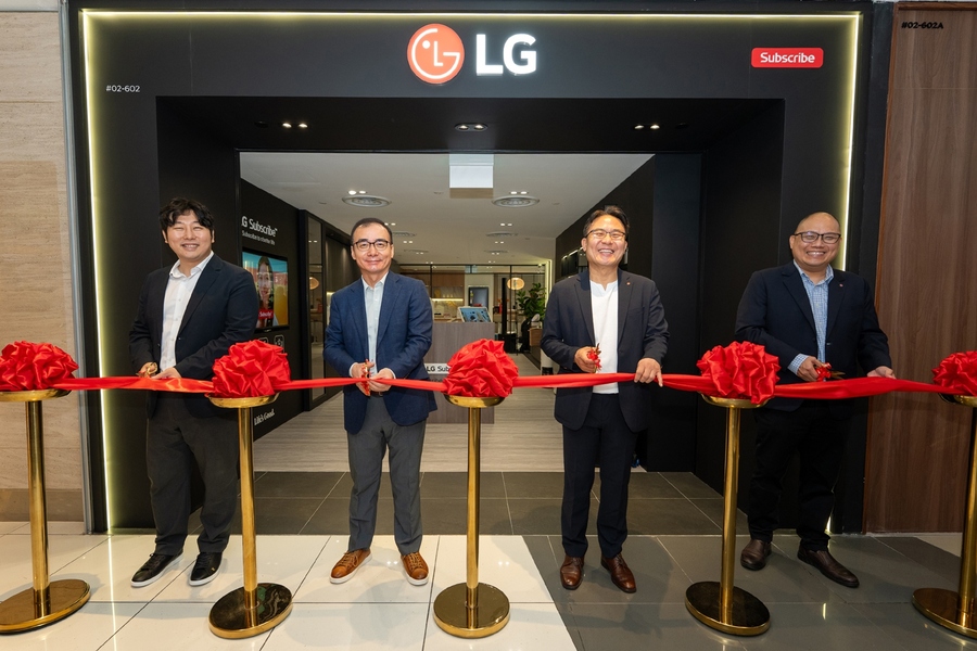 ▲ LG전자가 최근 싱가포르에서 구독 전용 브랜드샵을 첫 오픈하고 서비스를 본격 론칭하는 등 글로벌 구독 사업 확대에 속도를 내고 있다. LG전자 관계자들이 싱가포르 구독 전용 브랜드샵 오픈을 기념하고 있다. ⓒLG전자