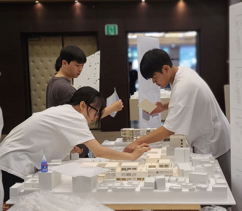 ▲ 건축학과 학생들이 모형을 제작하고 있다.ⓒ호서대