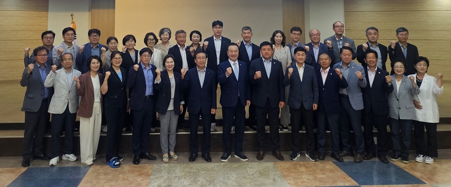 ▲ 국민의힘 엄태영 의원이 11일 단양군에서 김문근 군수와 시민 등이 참석한 가운데 내년도 국비 확보와 핵심 현안사업 추진을 위한 회의를 마친 뒤 기념촬영을 하고 있다.ⓒ엄태영 의원실