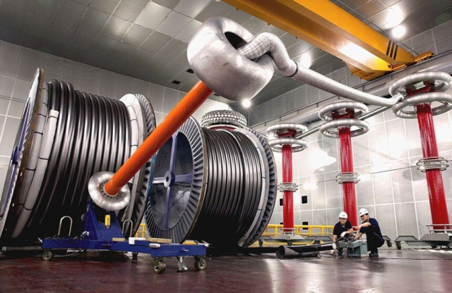 ▲ LS전선 직원이 구미 공장에서 초고압 직류(HVDC) 케이블을 테스트하고 있다. ⓒLS전선