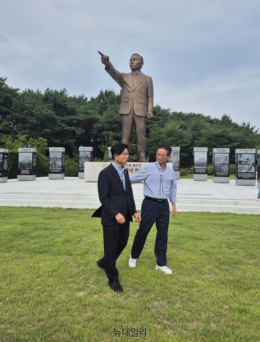 ▲ 김문수 국민의힘 당 대표 후보(왼쪽)가 지난 11일 경북도청을 찾아 이철우 지사와 함께 박정희 대통령 동상 앞을 지나며 얘기를 나누고 있다.ⓒ뉴데일리