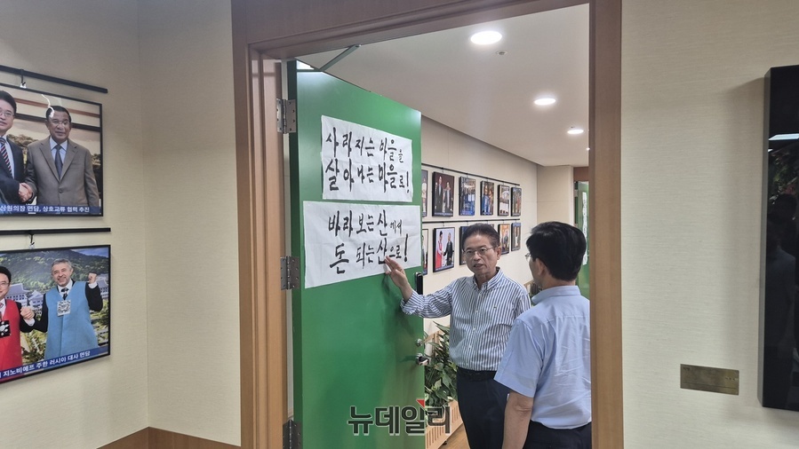 ▲ 이철우 경북도지사(왼쪽)가 김문수 후보를 만나 산불극복에 대해 설명하고 있다.ⓒ뉴데일리