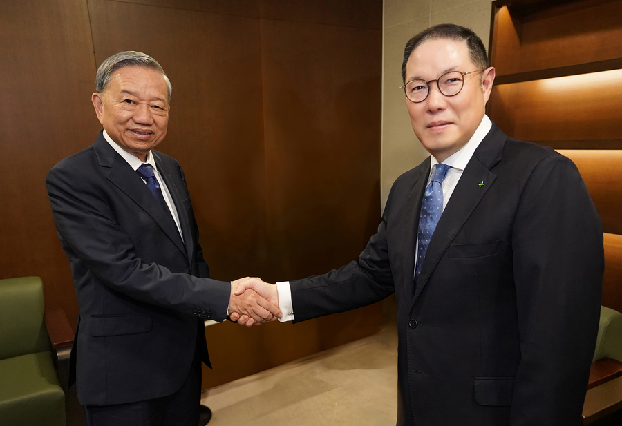 ▲ 조현상 HS효성 부회장이 지난 11일 연세대학교 명예박사 수여식에서 또럼 베트남 공산당 서기장과 악수하고 있다. ⓒHS효성