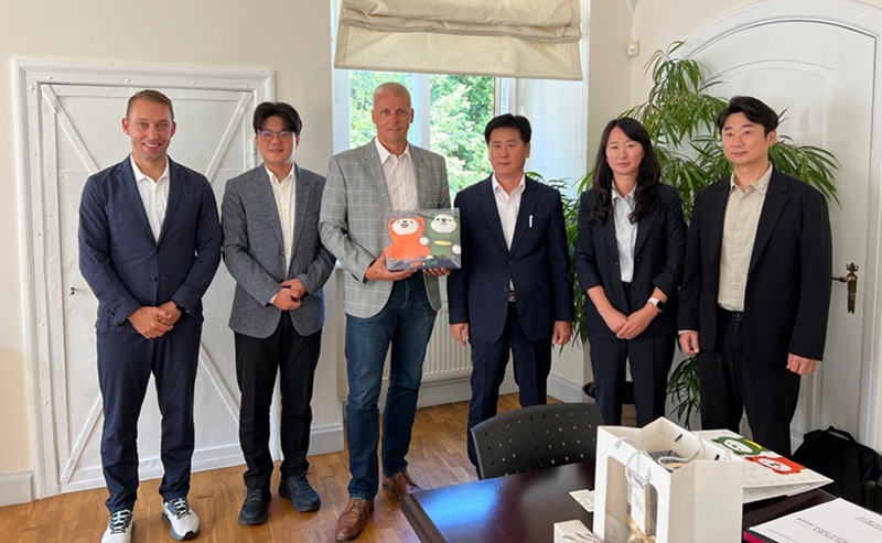 ▲ 지난 11일 에스토니아 타르투시청에서 레이몬드 톰 부시장과 간담회를 갖고 기념 사진을 찍고 있는 강원자치도 방문단. ⓒ강원특별자치도