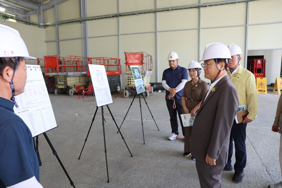 ▲ 김하수 군수(오른쪽) 및 관계 공무원이 참석한 가운데 진행된 현장점검은 공사 관계자들의 의견을 수렴하고, 폭염 등 혹서기 기후로 인한 안전사고 예방을 강조하는 등 안전하고 원활한 공정관리를 위한 격려 차원에서 마련됐다.ⓒ청도군