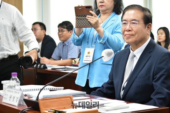 ▲ 12일 열린 세종시의회 인사청문회에서 의원의 질의에 권영길 초대 세종평생교육정책연구원장이 답변하고 있다.ⓒ이길표 기자