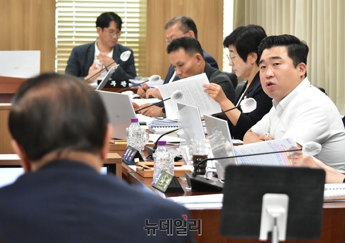 ▲ 최원석 의원이 세종평생교육정책연구원의 설립 취지와 향후 세종시에 기여할 방향에 대해 질의하고 있다.ⓒ이길표 기자