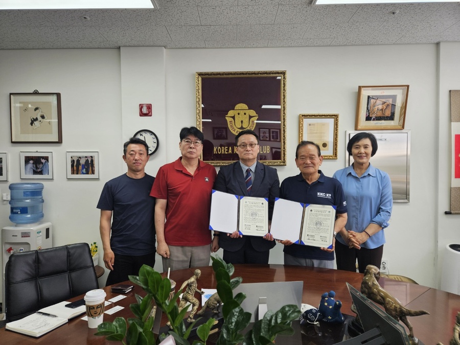 ▲ 대구한의대학교-한국애견협회 업무협약식에서 양 기관 관계자들이 기념촬영을 하고 있다. 왼쪽부터 김창영 이사, 최재헌 이사, 송광영 학과장, 신귀철 회장, 박애경 부회장.ⓒ대구한의대