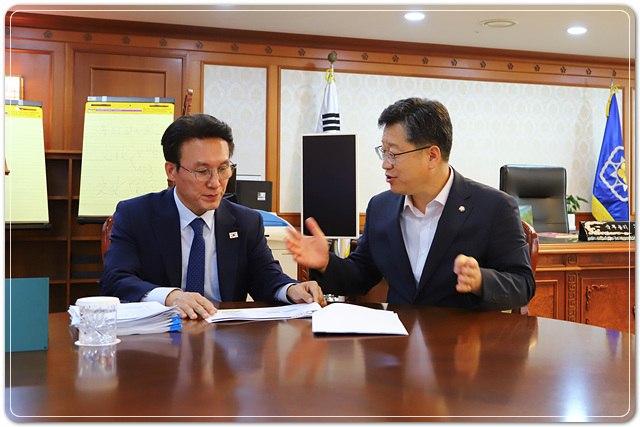 ▲ ⓒ안호영 국회의원은 지난 11일 정부서울청사에서 김민석 국무총리를 만나 완주 · 전주 행정통합 문제와 전북 상생 발전 방안을 논의했다.안호영 국회의원실 제공