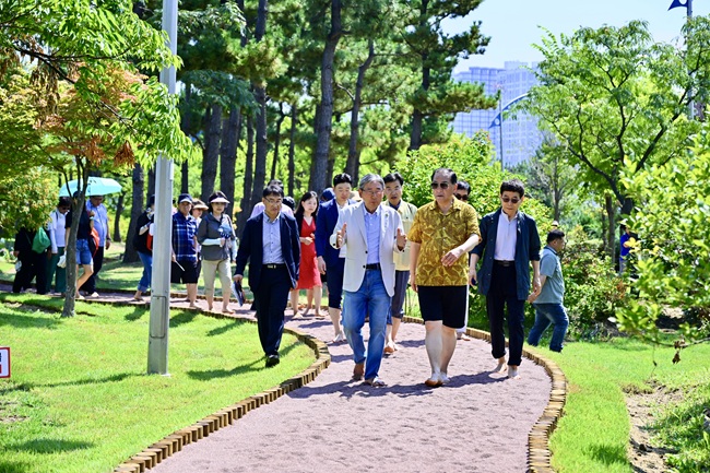 ▲ 속초시가 시민과 관광객의 건강 증진과 심신 치유를 위한 '청초호유원지 맨발걷기길'을 완공하며 웰니스 관광도시로의 도약을 본격화했다. ⓒ속초시