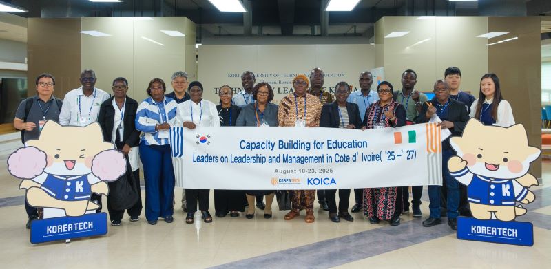 ▲ 코트디부아르 직업기술교육훈련부 연수생들이 한국기술교육대 GEC(Global Education Center)에서 연수에 앞서 기념촬영을 하고 있다.ⓒ한기대