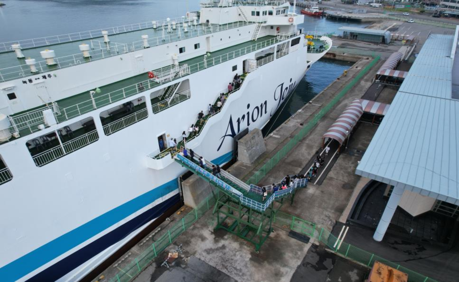 ▲ 지난 7일 고흥 녹동신항연안여객선터미널에서 여객선 이용객들이 '아리온제주(녹동~제주)'에 승선 중인 모습. ⓒ한국해양교통안전공단