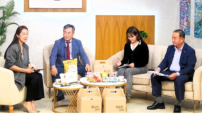 ▲ 이명섭(맨 오른쪽) 이사와 김영우(왼쪽 두 번째) 조합장이 몽골 울란바토르 UBS방송 토크쇼에 출연하고 있다. ⓒ충북농협