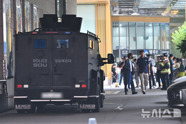 ▲ 11일 오전 경찰이 광주 동구 롯데백화점에서 폭발물 수색에 나서고 있다. 현장에 출동한 경찰은 고객·직원 출입을 전면통제하고 백화점 건물 안팎을 수색하고 있다. 2025.08.11. ⓒ뉴시스