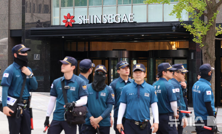 ▲ 5일 오후 서울 중구 신세계백화점 본점에 폭발물을 설치했다는 신고가 접수돼 경찰이 주변을 통제하고 있다. 2025.08.05. ⓒ뉴시스