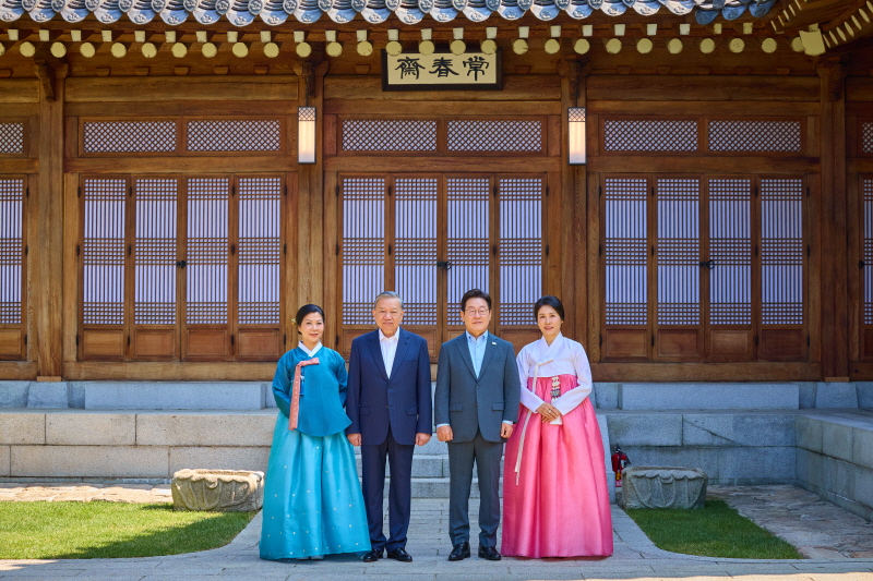 ▲ 이재명 대통령과 김혜경 여사가 12일 청와대 상춘재 앞에서 또 럼 베트남 당 서기장, 배우자 응오 프엉 리 여사와 기념촬영을 하고 있다. 이날 리 여사는 전날 김혜경 여사가 선물한 한복을 입고 참석했다. ⓒ대통령실 제공