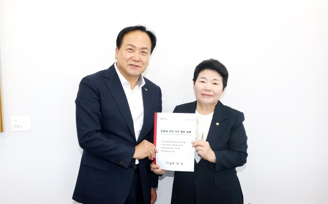 ▲ 이권재 시장이 임이자 국회 기재위원장에게 재난안전대응·주요 현안사업 예산지원 건의서를 전달하고 있다ⓒ오산시 제공