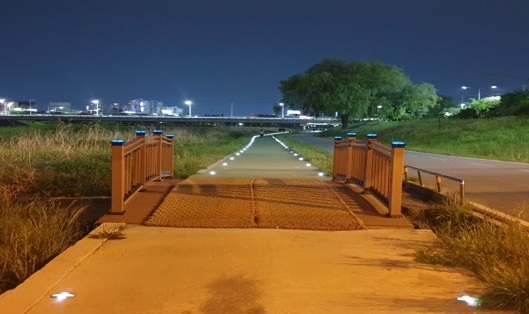 ▲ 청주시는 무심천 11km 구간에 7327개의 도로표지병을 설치해 야간 산책로 안전성을 크게 높였다. ⓒ청주시