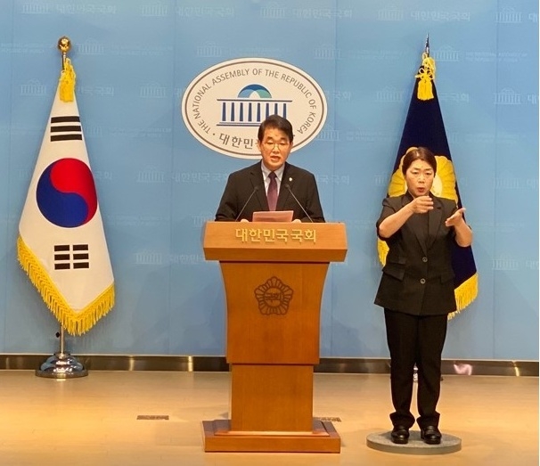 ▲ 배준영 의원이 12일 국회 소통관에서 '인천공항 도로 제3연륙교 통행료 무료화 추진' 기자회견을 하고 있다. ⓒ 배준영 의원실 제공