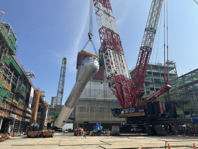 ▲ 크레인을 이용해 샤힌 패키지-2 현장에 설치중인 리액터. ⓒ현대엔지니어링