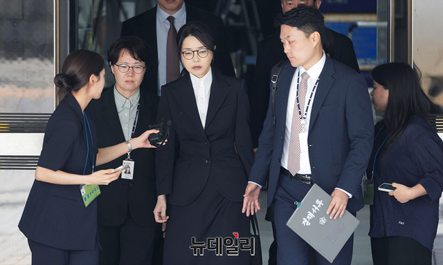 ▲ 윤석열 전 대통령 부인 김건희 여사가 12일 오후 서울 서초구 서울중앙지법에서 열린 구속 전 피의자 심문(영장실질심사)을 마치고 법원을 나서고 있다. ⓒ서성진 기자