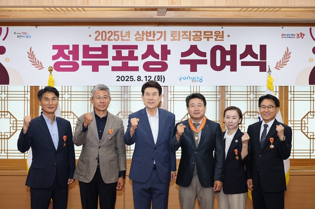 ▲ 왼쪽부터 최무형 前 북구 산업과장, 김현구 前 건설교통사업본부장, 이강덕 포항시장, 장종용 前 북구청장, 예은희 前 맑은물사업본부장, 최명환 前 복지국장.ⓒ포항시