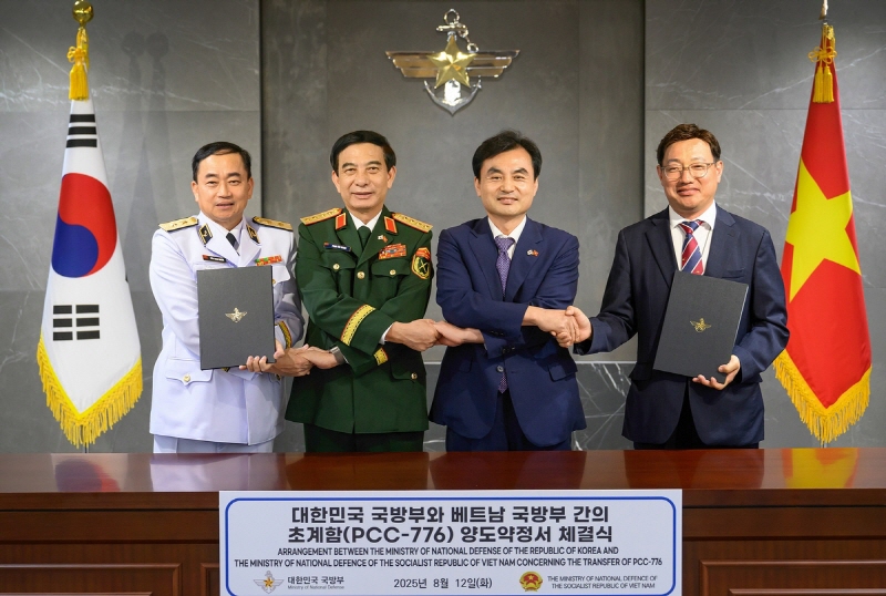 ▲ 안규백 국방부 장관은 12일 오후 국방부 청사에서 방한 중인 판 반 장 베트남 국방장관과 회담을 갖고 양국 간 국방·방산 협력 강화 방안을 논의했다. 이어 이갑수 국방부 군수관리관과 쩐 타잉 응이엠  베트남 해군사령관은 양국 국방장관이 임석한 가운데 퇴역 초계함 '제천함' 양도 약정서를 체결했다. ⓒ국방부 제공