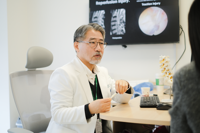 ▲ 임강택 원장은 척추·경추 단일공 내시경 권위자로 알려져 있으며, 단일공 척추 내시경 수술을 8000 례 이상 집도했다. ⓒ아인병원 제공