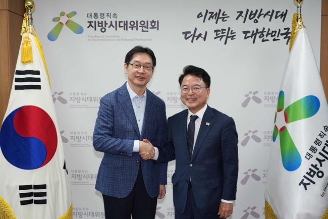 ▲ 육동한 춘천시장이 12일 김경수 지방시대위원장과 지역 균형발전과 지방분권 정책을 주제로 환담을 나눴다. ⓒ춘천시