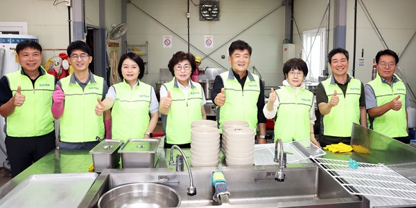 ▲ 대전 유성구의회는 김동수의장과 의원, 직원은 12일 국립대전현충원을 찾아 참배객과 유족들에게 국수를 대접하며 나라사랑 정신을 실천했다.ⓒ유성구의회