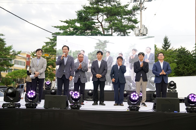 ▲ 강원도 홍천군(군수 신영재)이 8일 오후 6시 30분 '왁자지껄 홍천야시장' 개장식을 가졌다. '왁자지껄 홍천야시장'은 내달 27일까지 홍천 중앙시장 동문 앞 거리에서 매주 금요일과 토요일에 연다. ⓒ홍천군