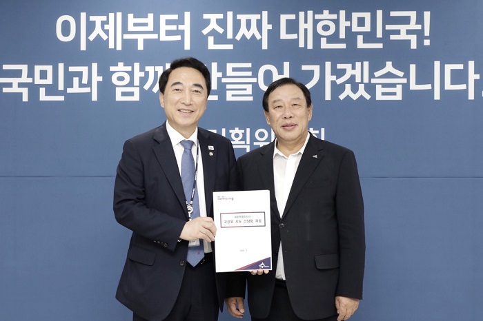 ▲ 최민호 세종시장이 12일 정부서울청사에서 박수현 국가균형성장특별위원장을 만나 대통령실과 국회 완전 이전 등 행정수도 완성을 위한 5대 핵심과제를 건의한 뒤 기념촬영을 하고 있다.ⓒ세종시