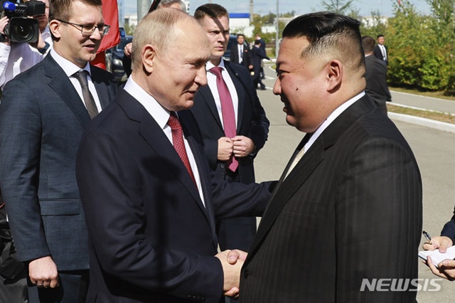 ▲ 블라디미르 푸틴 러시아 대통령(좌)과 김정은 북한 국무위원장이 러시아 극동 아무르주 보스토치니 우주기지에서 만나 악수하고 있다. 230913 AP/뉴시스. ⓒ뉴시스
