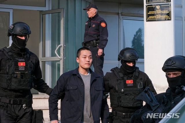 ▲ 권도형 테라폼랩스 전 대표가 몬테네그로 포드고리차의 경찰청에서 조사를 받은 후 경찰관들에게 이끌려 나오고 있다. 230323 AP/뉴시스. ⓒ뉴시스