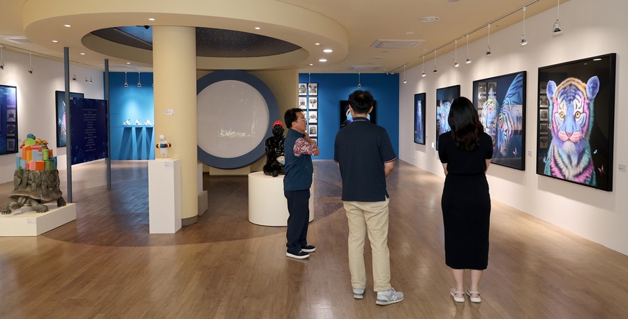 ▲ 괴산농업역사박물관 ‘생태뮤지엄 특별전’에서 관람객들이 해설사로부터 작품 설명을 듣고 있다. ⓒ괴산군