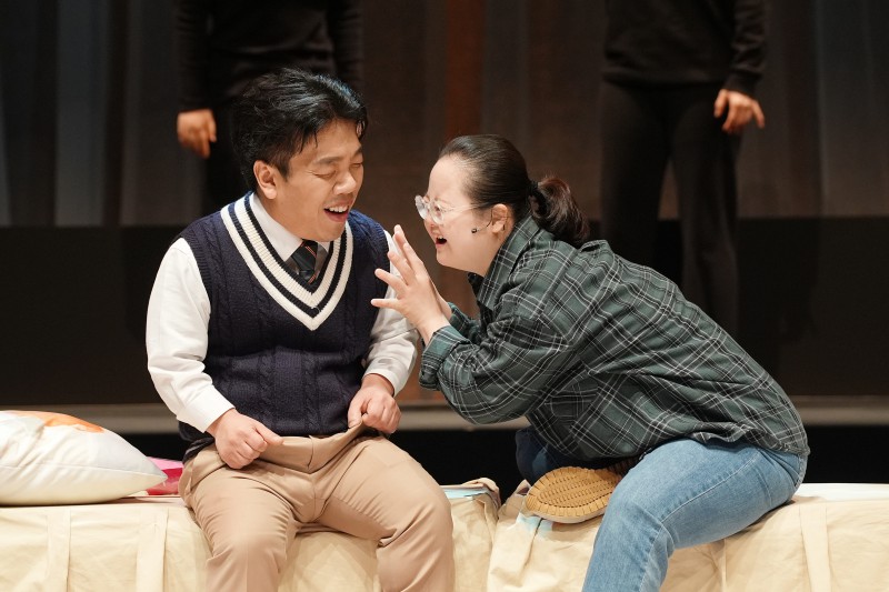 ▲ 연극 '젤리피쉬'에 출연하는 김범진(왼쪽)과 백지윤 배우.ⓒ한국장애인문화예술원·옥상훈