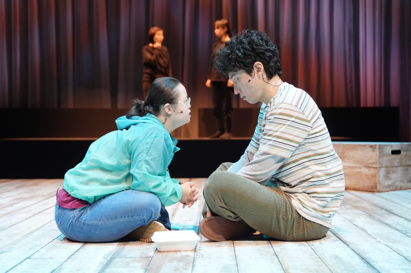 ▲ '젤리피쉬' 공연 모습(김바다와 백지윤 배우).ⓒ한국장애인문화예술원·옥상훈