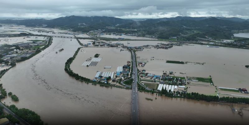 ▲ 지난 7월 아산지역에 내린 집중 호우로 당시 농경지와 마을이 침수된 모습.ⓒ독자제공