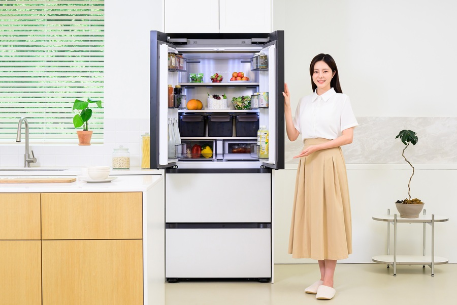 ▲ 삼성전자 모델이 '비스포크 AI 김치플러스 키친핏 맥스' 김치냉장고 신제품을 소개하고 있다.ⓒ삼성전자