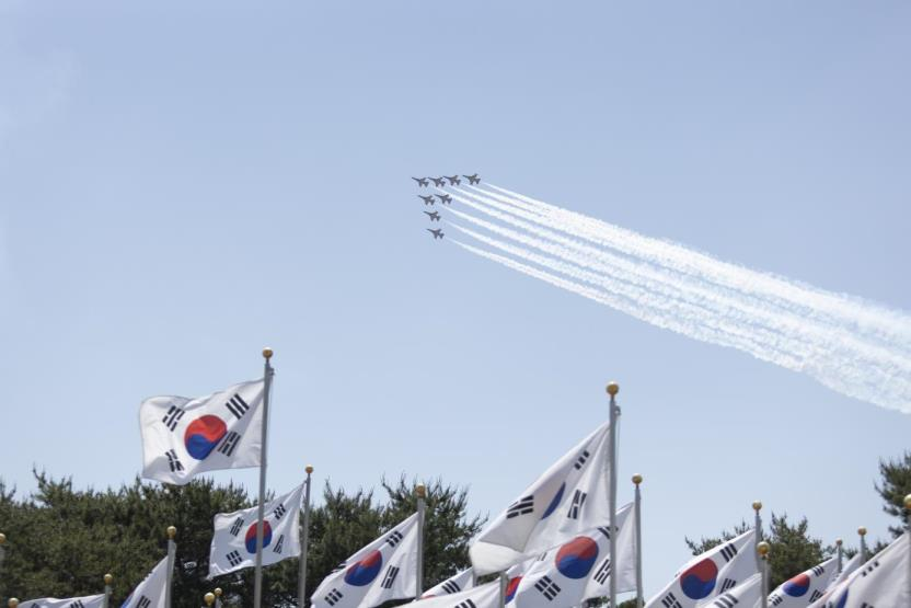 ▲ 독립기념관은 오는 15일 제80주년 광복절 경축 문화행사 ‘겨레의 빛’을 성대하게 개최한다. 사진은 한민국 공군 특수비행단 ‘블랙이글스’의 화려한 에어쇼.ⓒ독립기념관