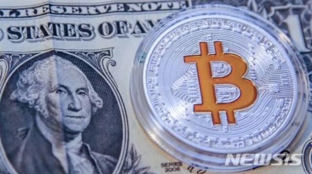 ▲ 미국 화폐와 비트코인 관련 이미지.ⓒ뉴시스