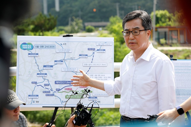 ▲ 김동연 경기도지사가 지난 7월 8일 서울~양평고속도로 원안 종점인 양평군 양서면을 찾아 현장 브리핑을 진행하고 있다. ⓒ경기도 제공