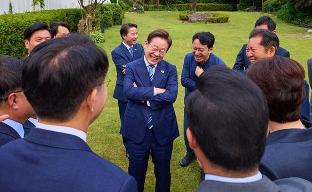 ▲ 이재명 대통령이 지난 7일 서울 한남동 관저에서 만찬에 참석한 더불어민주당 1·2기 지도부 등 의원들과 대화하고 있다. ⓒ이 대통령 페이스북 캡처