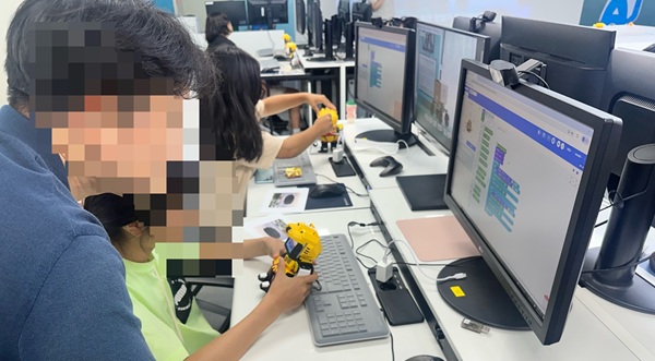 ▲ 대전정보교육원은 ‘2025년 디지털 문제해결을 위한 찾아가는 SW·AI 체험 교실’을 운영해 지역 디지털 교육 격차 해소에 나섰다.ⓒ대전시교육청