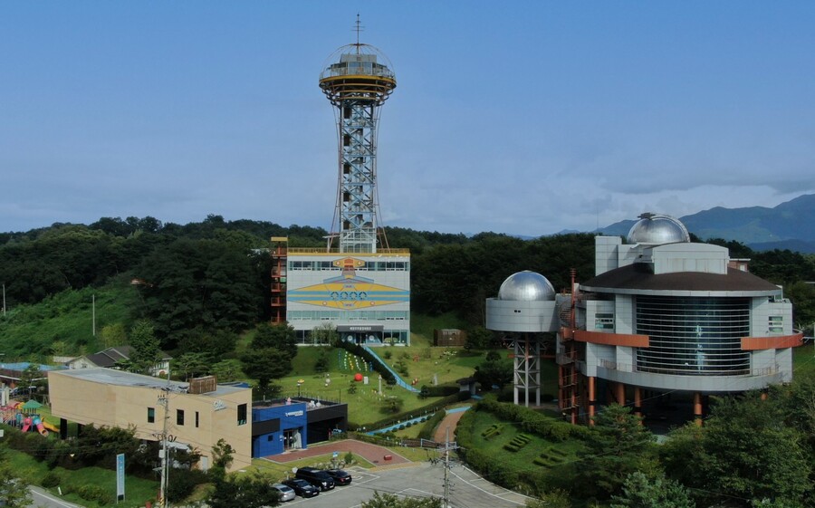 ▲ 예천군(군수 김학동)의 대표 과학문화시설인 예천천문우주센터가 오는 16일부터 매주 토요일 밤마다 야간 천체관측 프로그램을 재개한다.ⓒ예천군